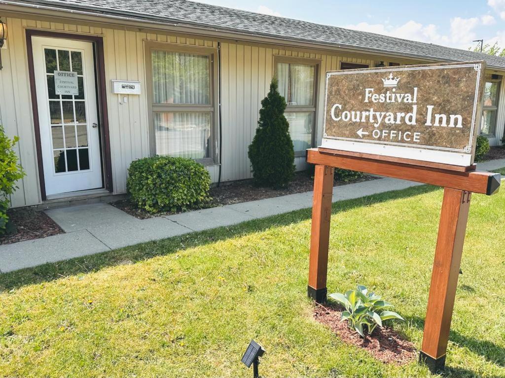 Festival Courtyard Inn 斯特拉福德 外观 照片